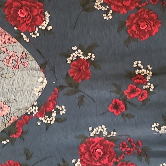 Torrid lightweight floral top size 2 quarter length sleeves blue red Spring - Picture 3 of 10